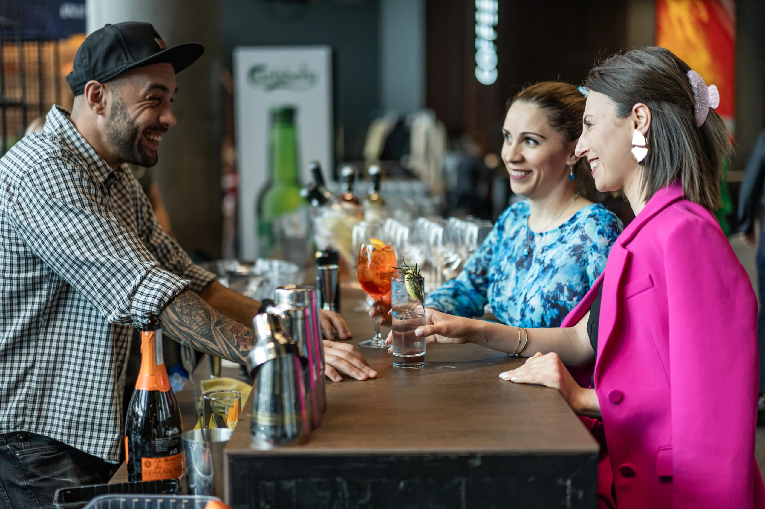 Мобилен бар Drink & Enjoy сервира коктейли по време на събитие на Градът Медия