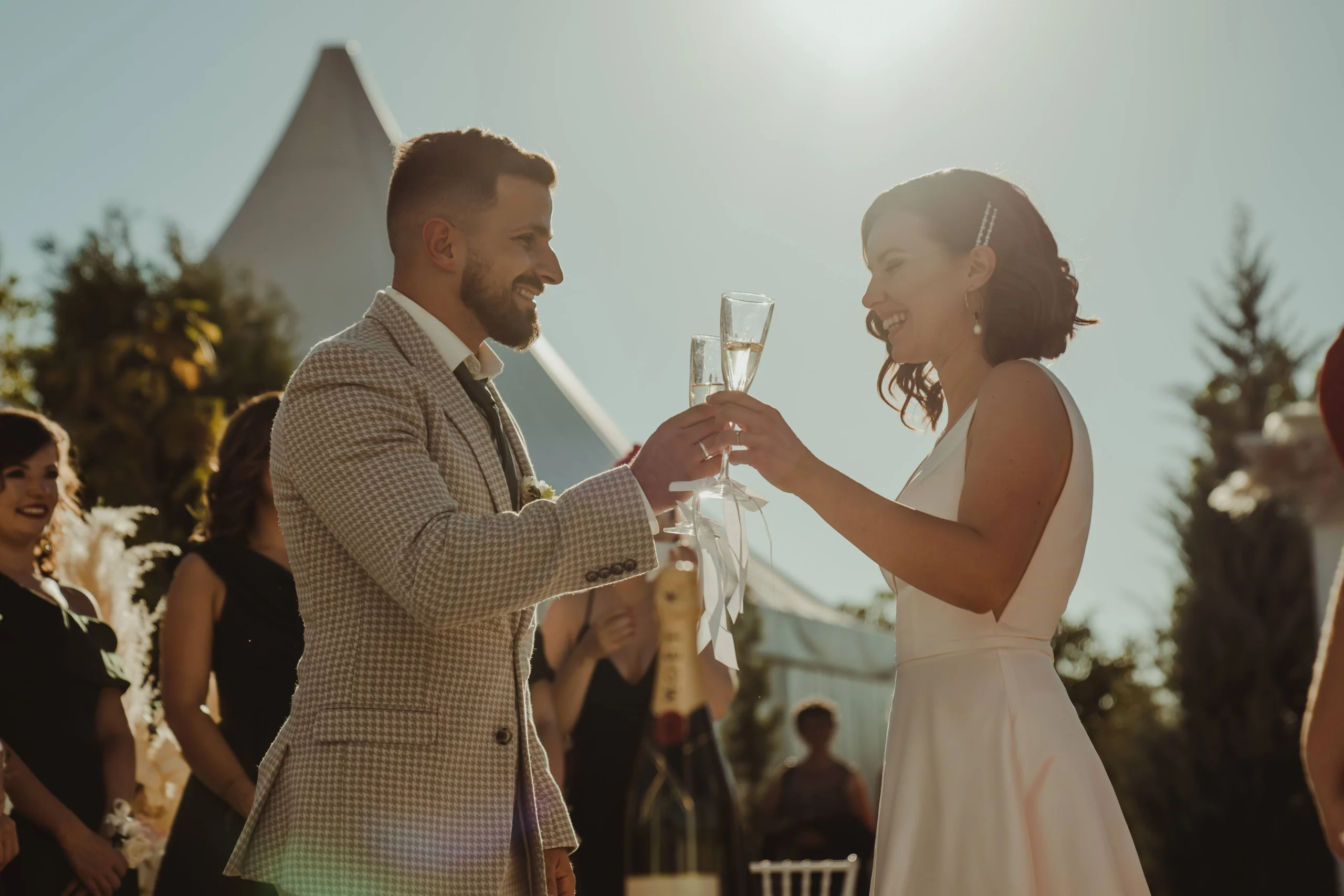 Мобилен бар Drink & Enjoy сервира коктейли по време на сватбено събитие